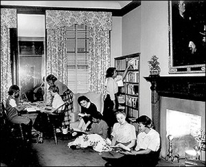 Hunter College students in the Roosevelt House library, 1950s. Courtesy Hunter College.