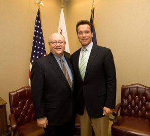 Mark G. Yudof (l) with California Gov. Arnold Schwarzenegger, 2008.