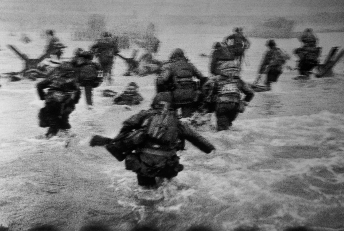 02 - Robert Capa, Omaha Beach, June 6, 1944, photo C29, reference PAR121451 on Magnum Photos, screen capture. Photo published in Life, June 19, 1944, p. 26.