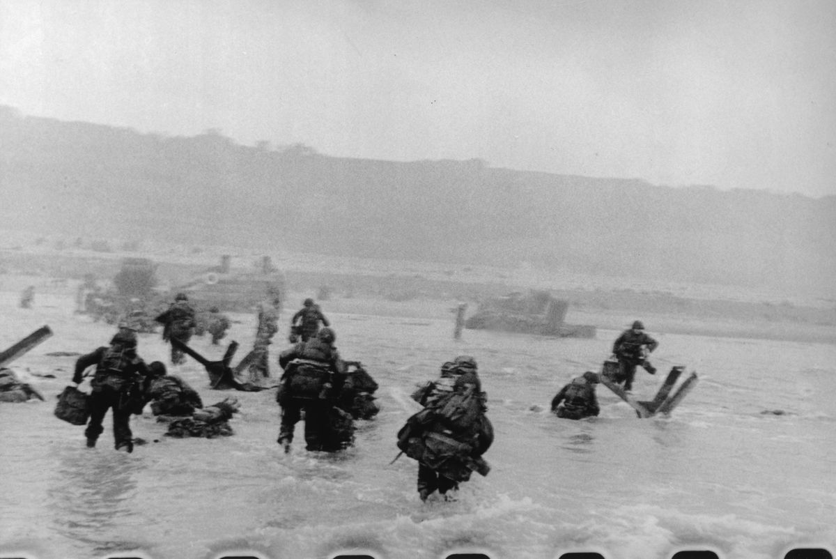 03 - Robert Capa, Omaha Beach, June 6, 1944, photo C30, reference PAR121457 on Magnum Photos, screenshot.