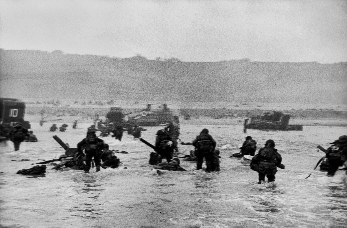 04 - Robert Capa, Omaha Beach, June 6, 1944, photo C31, reference PAR77872 on Magnum Photos website, screenshot.