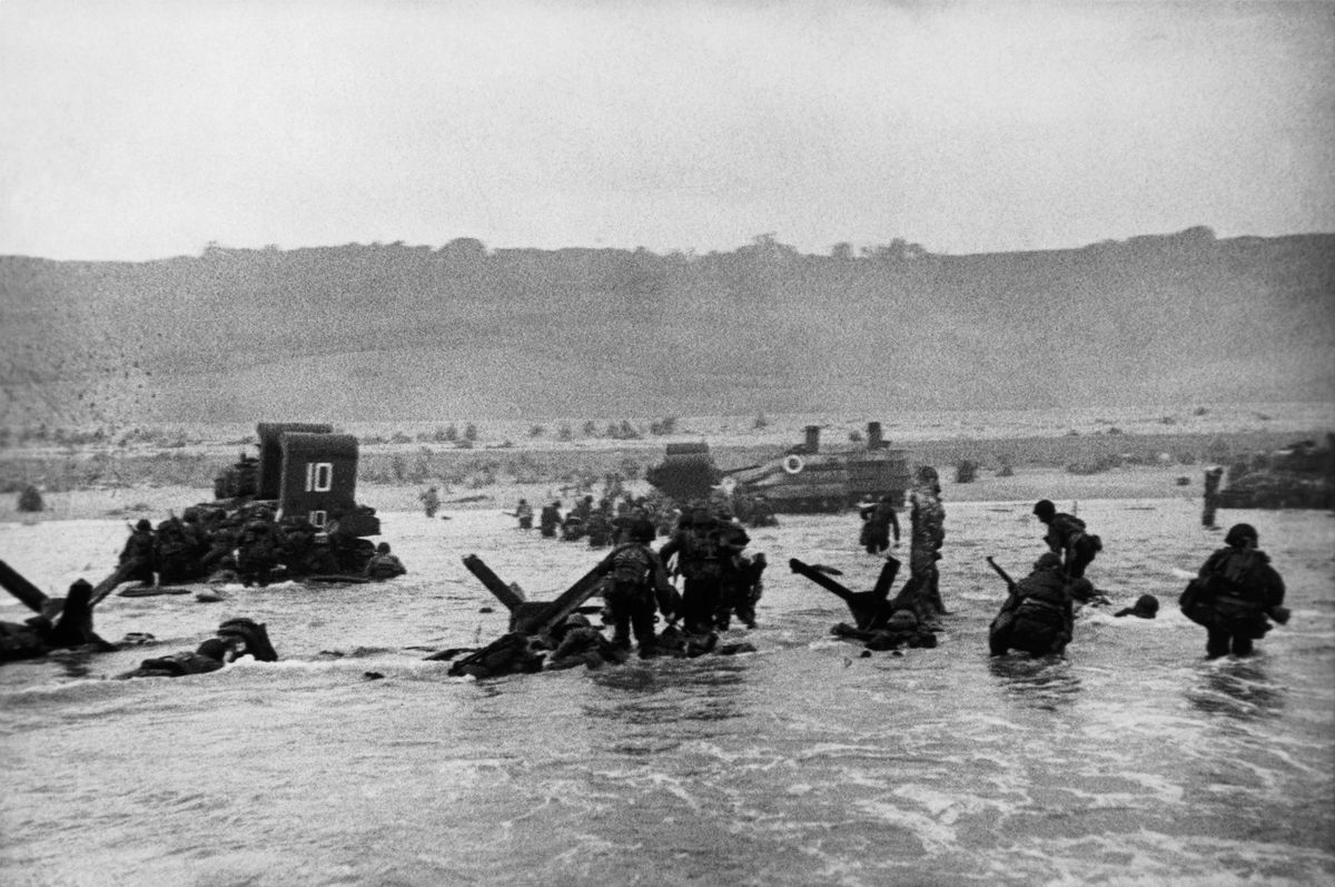 05 - Robert Capa, Omaha Beach, June 6, 1944, photo C32, reference PAR121459 on Magnum Photos, screenshot. Photo published in Life, June 19, 1944, p. 25.