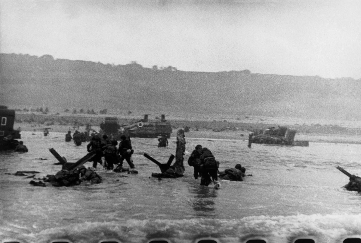 07 - Robert Capa, Omaha Beach, June 6, 1944, photo C33, reference PAR121458 on Magnum Photos website, screenshot.